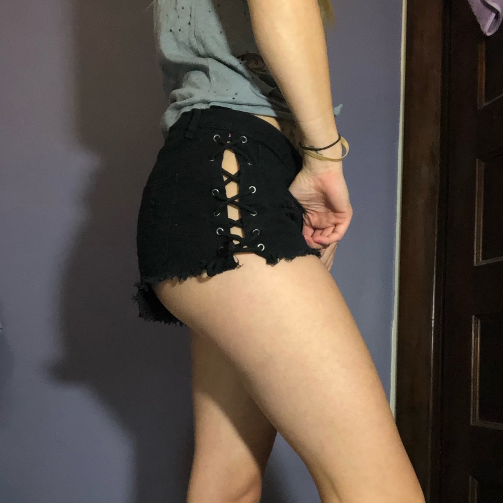 Distressed tie shorts - Picture 2 of 5